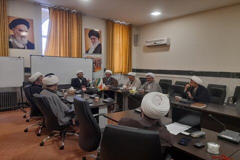 تصاویر/ جلسه دبیر قرارگاه جنگ ترکیبی حوزه های علمیه با نهادهای حوزوی کرمانشاه