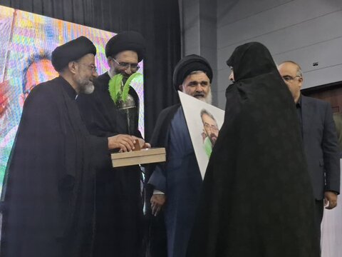 تصاویر/ مراسم تجلیل ازخانواده شهیدان سیفایی، اجتهد و خادمان حسینی آشپزان و چای‌ریزان فین کاشان