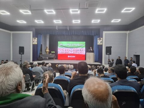 تصاویر/ مراسم تجلیل ازخانواده شهیدان سیفایی، اجتهد و خادمان حسینی آشپزان و چای‌ریزان فین کاشان