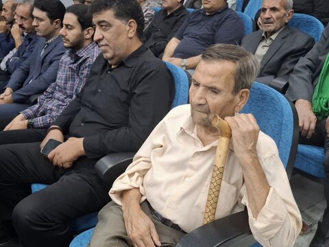 تصاویر/ مراسم تجلیل ازخانواده شهیدان سیفایی، اجتهد و خادمان حسینی آشپزان و چای‌ریزان فین کاشان