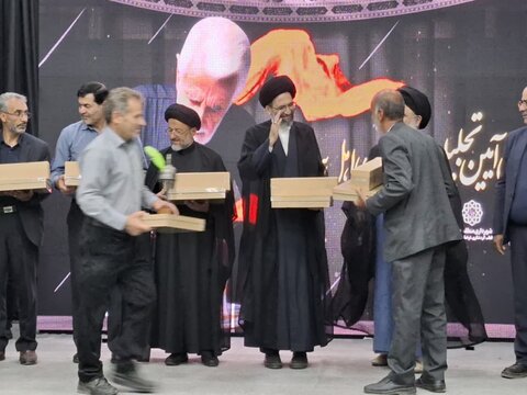 تصاویر/ مراسم تجلیل ازخانواده شهیدان سیفایی، اجتهد و خادمان حسینی آشپزان و چای‌ریزان فین کاشان