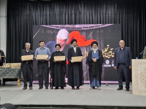 تصاویر/ مراسم تجلیل ازخانواده شهیدان سیفایی، اجتهد و خادمان حسینی آشپزان و چای‌ریزان فین کاشان