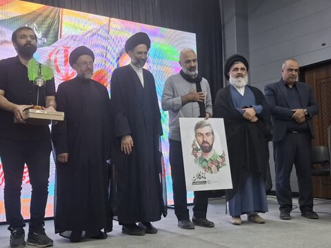 تصاویر/ مراسم تجلیل ازخانواده شهیدان سیفایی، اجتهد و خادمان حسینی آشپزان و چای‌ریزان فین کاشان