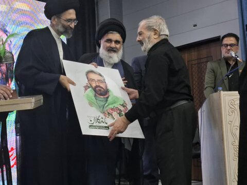 تصاویر/ مراسم تجلیل ازخانواده شهیدان سیفایی، اجتهد و خادمان حسینی آشپزان و چای‌ریزان فین کاشان