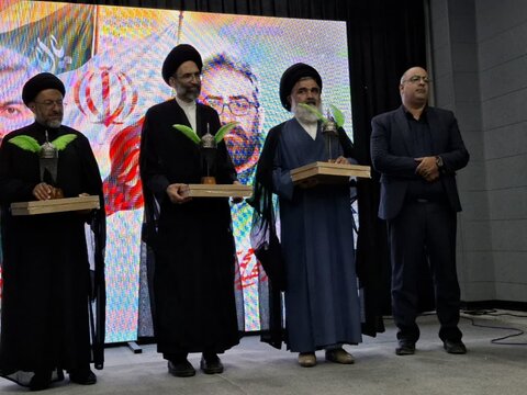 تصاویر/ مراسم تجلیل ازخانواده شهیدان سیفایی، اجتهد و خادمان حسینی آشپزان و چای‌ریزان فین کاشان