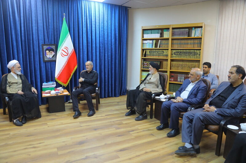 لقاء رئيس الجمهورية الإسلامية مع آية الله الأعرافي في قم