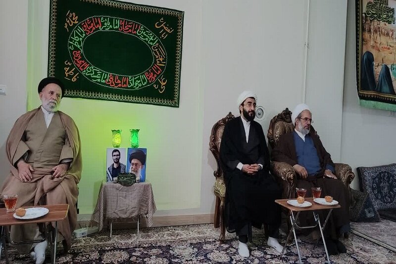 تجلیل دبیر قرارگاه جنگ ترکیبی حوزههای علمیه از خانواده شهید مدافع وطن+عکس