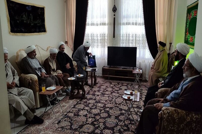 تجلیل دبیر قرارگاه جنگ ترکیبی حوزه‌های علمیه از خانواده شهید مدافع وطن+عکس