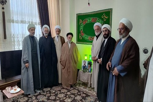 تجلیل دبیر قرارگاه جنگ ترکیبی حوزه‌های علمیه از خانواده شهید مدافع وطن+عکس