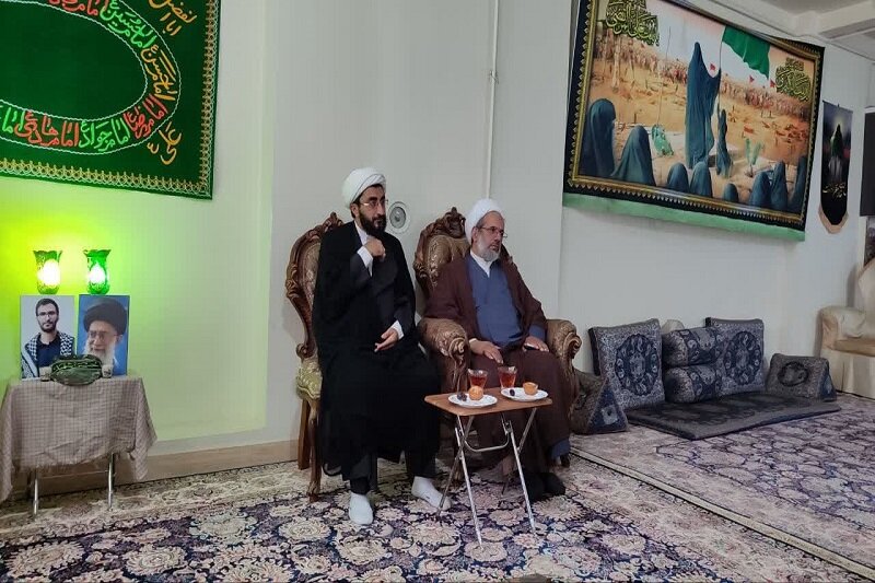 تجلیل دبیر قرارگاه جنگ ترکیبی حوزههای علمیه از خانواده شهید مدافع وطن+عکس