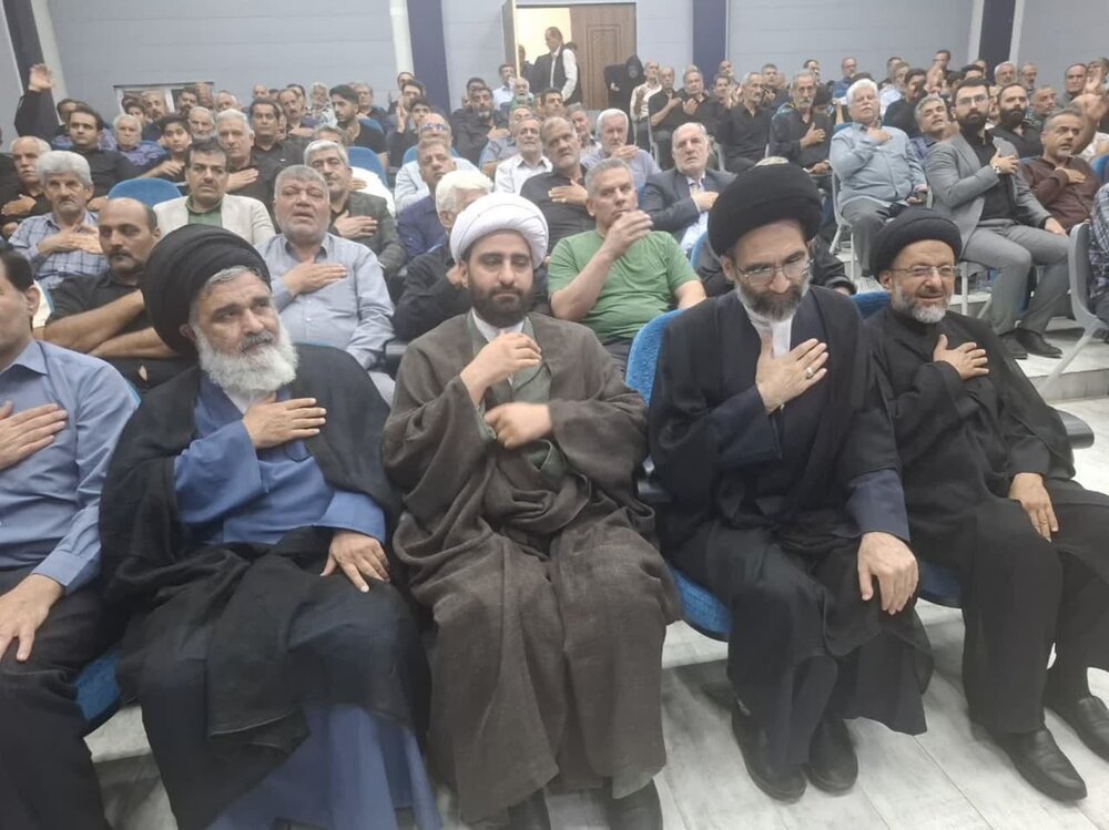 تصاویر/ مراسم تجلیل از خانواده شهیدان سیفایی، اجتهد و خادمان حسینی آشپزان و چای‌ریزان فین کاشان