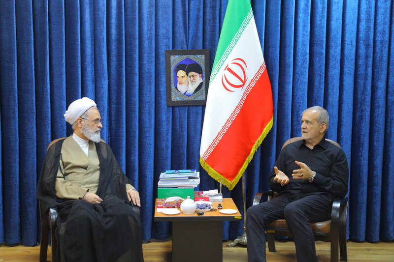 Le président Pezeshkian rencontre l'ayatollah Arafi à Qom