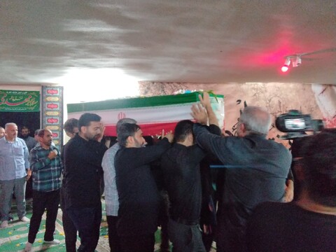 تصاویر/ شهید ایمان قائدی در آغوش خانواده