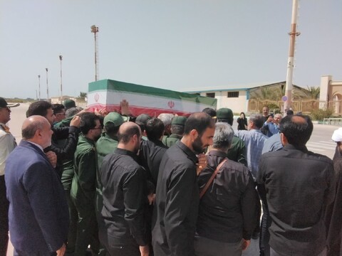 تصاویر/ شهید ایمان قائدی در آغوش خانواده