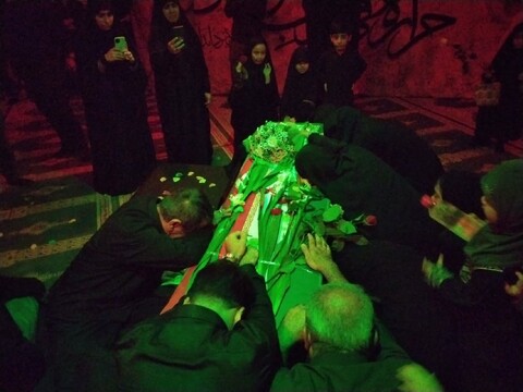 تصاویر/ شهید ایمان قائدی در آغوش خانواده