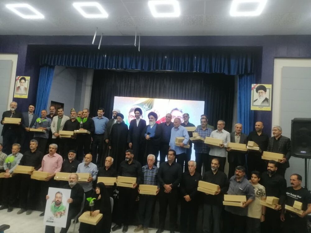 مراسم تجلیل از خانواده شهدای مبارزه با رژیم صهیونی و خادمان حسینی در فین کاشان برگزار شد