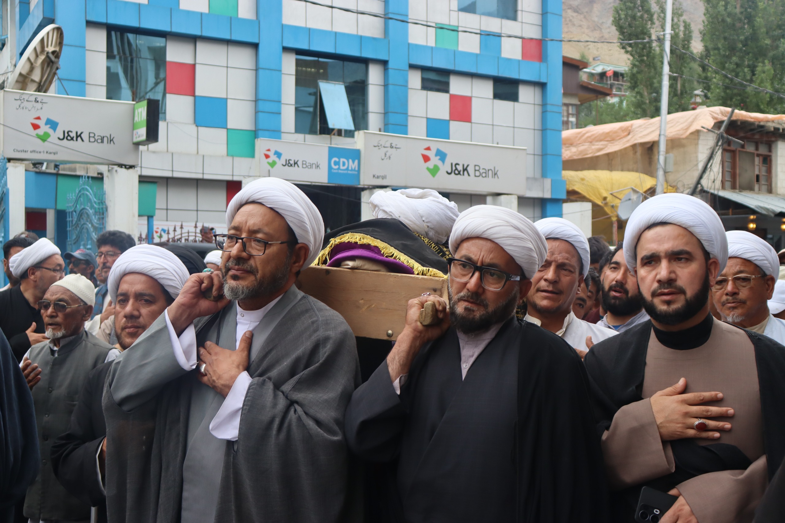 تصاویر/ عالم ربانی شیخ احمد شعبانی کو آہوں اور سسکیوں کے ساتھ سپردِ خاک کر دیا گیا