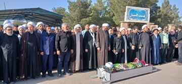 تصاویر / اقامه نماز میت بر پیکر مرحوم حجت الاسلام آقا میری توسط نماینده ولی فقیه در استان همدان