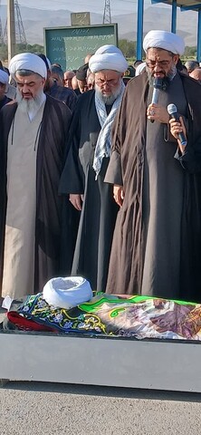 تصاویر / اقامه نماز میت بر پیکر مرحوم حجت الاسلام آقا میری توسط نماینده ولی فقیه در استان همدان
