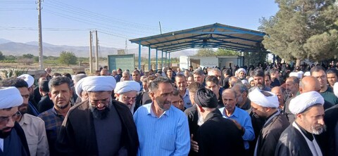 تصاویر / اقامه نماز میت بر پیکر مرحوم حجت الاسلام آقا میری توسط نماینده ولی فقیه در استان همدان