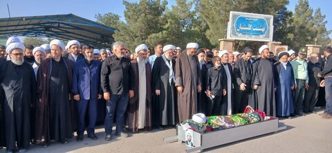 تصاویر / اقامه نماز میت بر پیکر مرحوم حجت الاسلام آقا میری توسط نماینده ولی فقیه در استان همدان