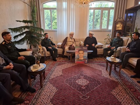 تصاویر/ دیدار آیت الله ملکوتی با خانواده های شهدای محمد حسین عابدی آذر و امیرمحمد رادمهر