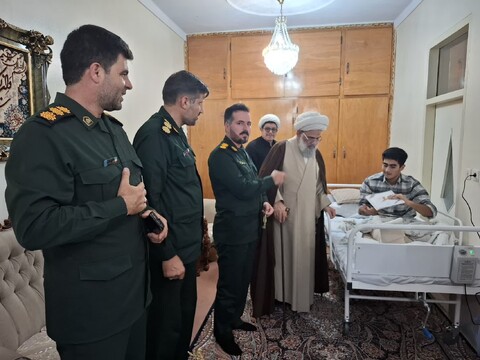 تصاویر/ دیدار آیت الله ملکوتی با خانواده های شهدای محمد حسین عابدی آذر و امیرمحمد رادمهر