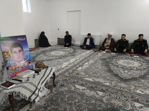 تصاویر/ دیدار آیت الله ملکوتی با خانواده های شهدای محمد حسین عابدی آذر و امیرمحمد رادمهر