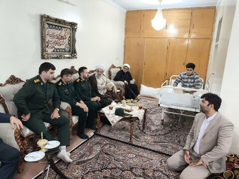 تصاویر/ دیدار آیت الله ملکوتی با خانواده های شهدای محمد حسین عابدی آذر و امیرمحمد رادمهر