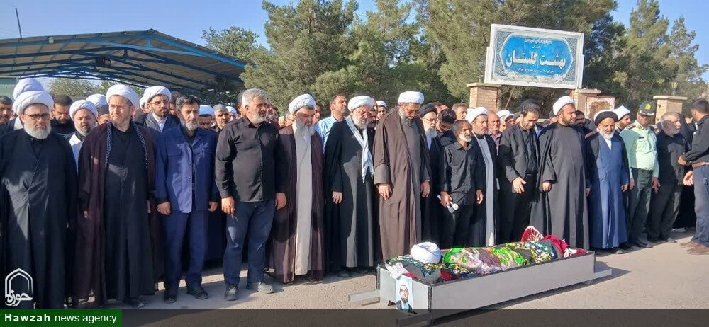 تصاویر / اقامه نماز میت بر پیکر مرحوم حجت الاسلام آقا میری توسط نماینده ولی فقیه در استان همدان