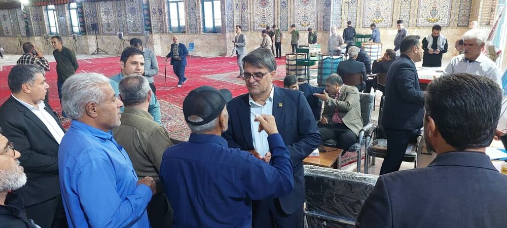 برگزاری میز خدمت به مناسبت سالروز اولین نماز جمعه کشور+عکس