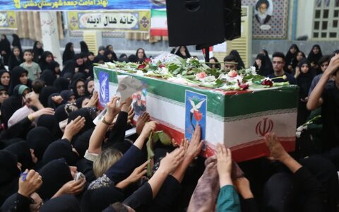 تصاویر/ وداع مردم خورموج با پیکر شهید ایمان قایدی