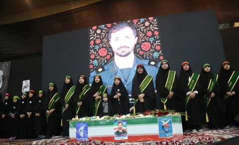 تصاویر/ وداع مردم خورموج با پیکر شهید ایمان قایدی