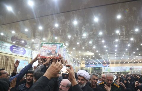 تصاویر/ وداع مردم خورموج با پیکر شهید ایمان قایدی