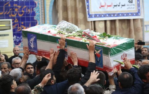 تصاویر/ وداع مردم خورموج با پیکر شهید ایمان قایدی