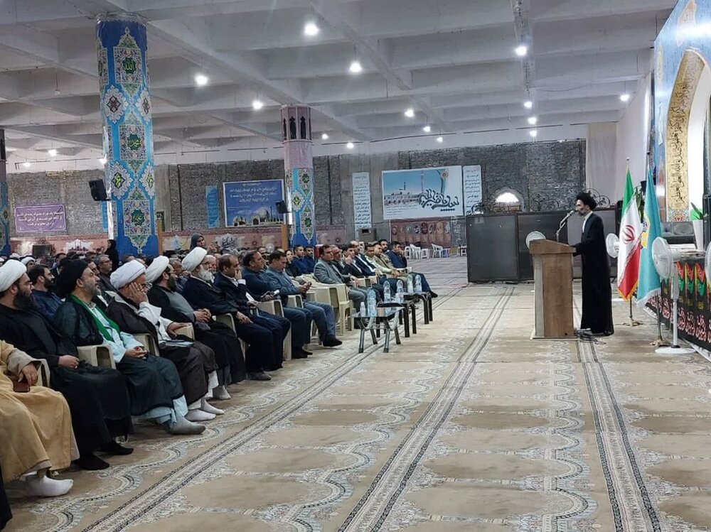 مسئولان با حضور در نمازخانه ادارات فرصتی برای رفع مشکل مردم در نظر بگیرند