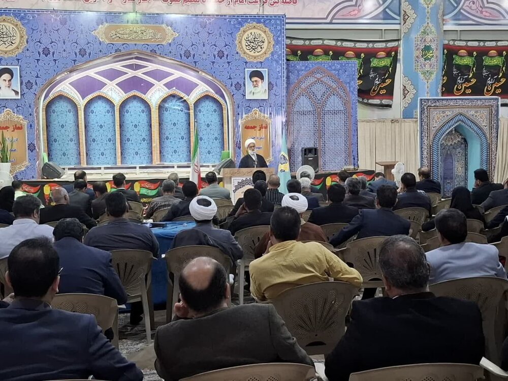 مسئولان با حضور در نمازخانه ادارات فرصتی برای رفع مشکل مردم در نظر بگیرند