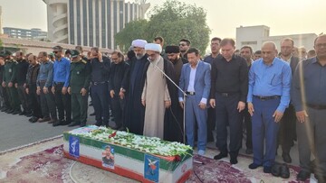 فیلم| اقامه نماز بر پیکر شهید هوافضا در بوشهر