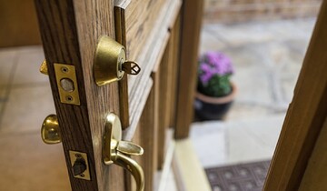 احکام شرعی | اگر همسایه‌ای درب را نبندد و سرقت شود؛ مسئولیت با کیست؟