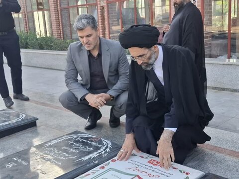 تصاویر/ادای احترام نماینده ولی فقیه و ائمه جمعه منطقه کاشان  به مقام شامخ شهدا