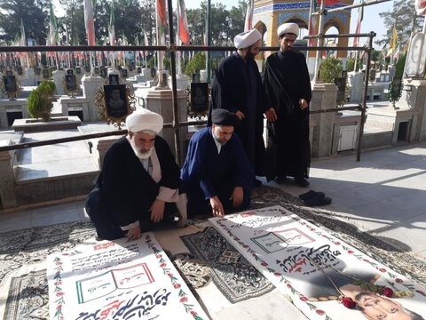 تصاویر/ادای احترام نماینده ولی فقیه و ائمه جمعه منطقه کاشان  به مقام شامخ شهدا