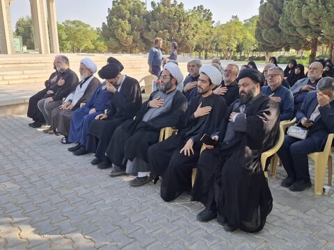 تصاویر/ادای احترام نماینده ولی فقیه و ائمه جمعه منطقه کاشان  به مقام شامخ شهدا