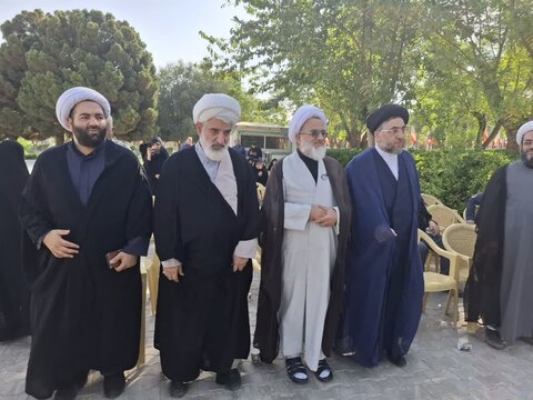 تصاویر/ادای احترام نماینده ولی فقیه و ائمه جمعه منطقه کاشان  به مقام شامخ شهدا