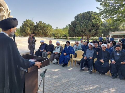 تصاویر/ادای احترام نماینده ولی فقیه و ائمه جمعه منطقه کاشان  به مقام شامخ شهدا