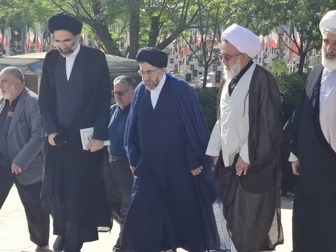 تصاویر/ادای احترام نماینده ولی فقیه و ائمه جمعه منطقه کاشان  به مقام شامخ شهدا