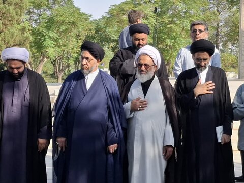 تصاویر/ادای احترام نماینده ولی فقیه و ائمه جمعه منطقه کاشان  به مقام شامخ شهدا