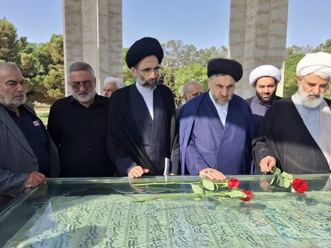 تصاویر/ادای احترام نماینده ولی فقیه و ائمه جمعه منطقه کاشان  به مقام شامخ شهدا