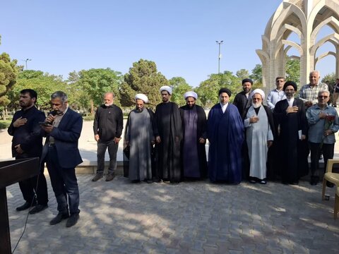 تصاویر/ادای احترام نماینده ولی فقیه و ائمه جمعه منطقه کاشان  به مقام شامخ شهدا