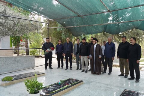 تصاویر آیین غبارروبی و عطر افشانی گلزار شهدای خرم آباد