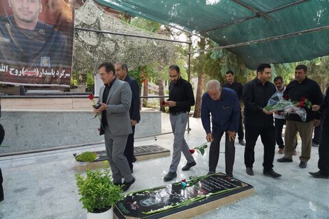 تصاویر آیین غبارروبی و عطر افشانی گلزار شهدای خرم آباد